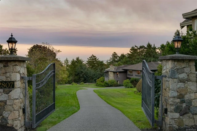 2 of 88 - 2807 Arbutus Rd, Saanich, BC