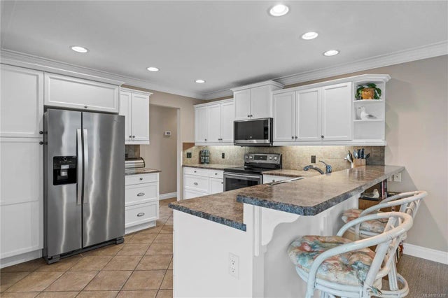 2 of 26 - 698 Abernathy Pl, Parksville, BC