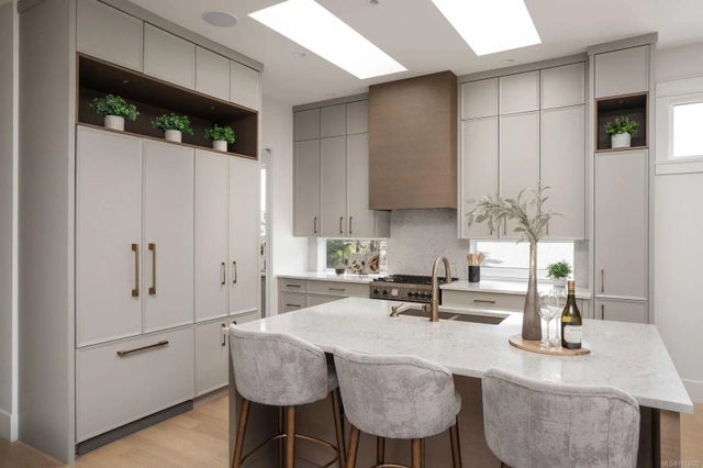 2 of 38 - 2639 Victor St, Victoria, BC