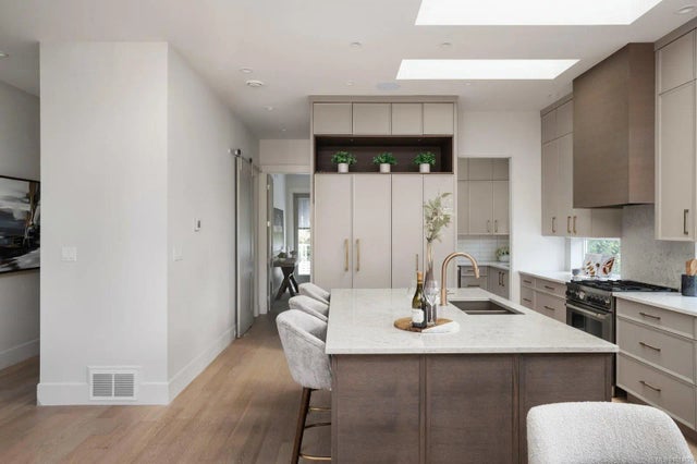 3 of 38 - 2639 Victor St, Victoria, BC