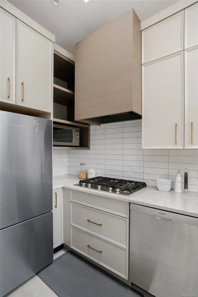 5 of 38 - 2639 Victor St, Victoria, BC