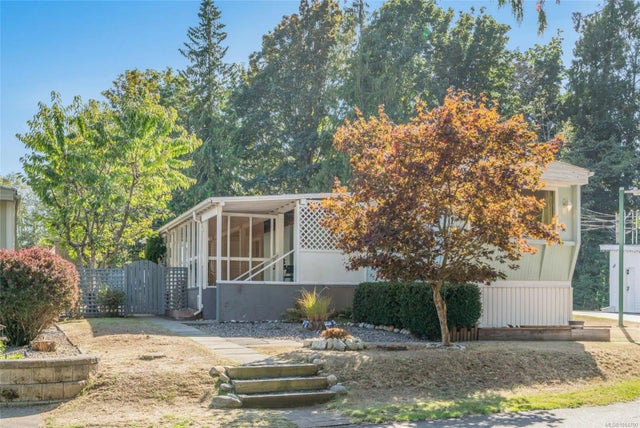 1 of 30 - 575 Arbutus St 16, Qualicum Beach, BC