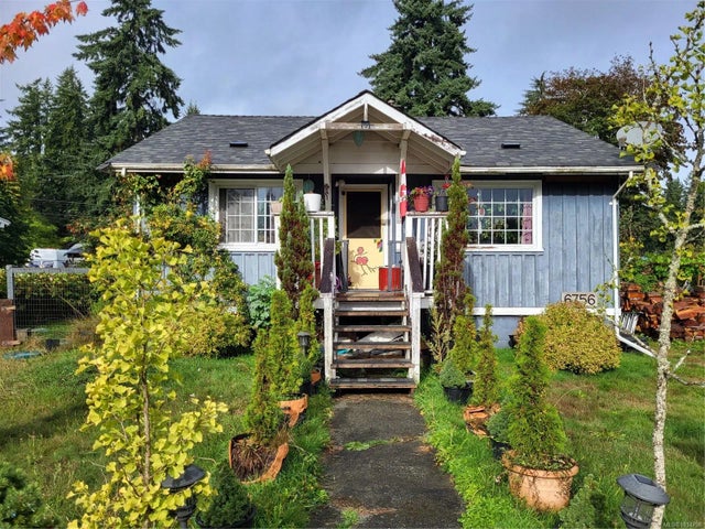 1 of 8 - 6756 Fifth St, Honeymoon Bay, BC