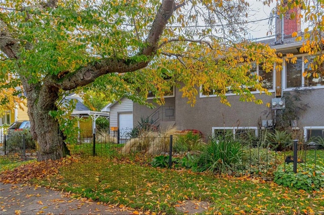 1 of 39 - 1207 Walnut St, Victoria, BC