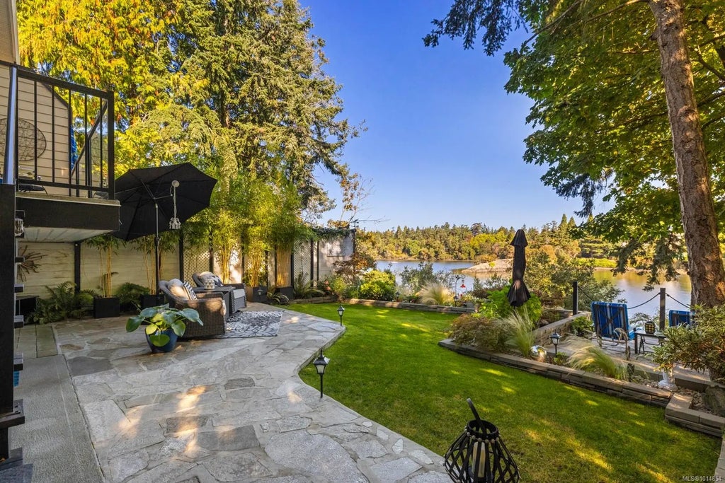 1004 Decosta Pl 3, Esquimalt