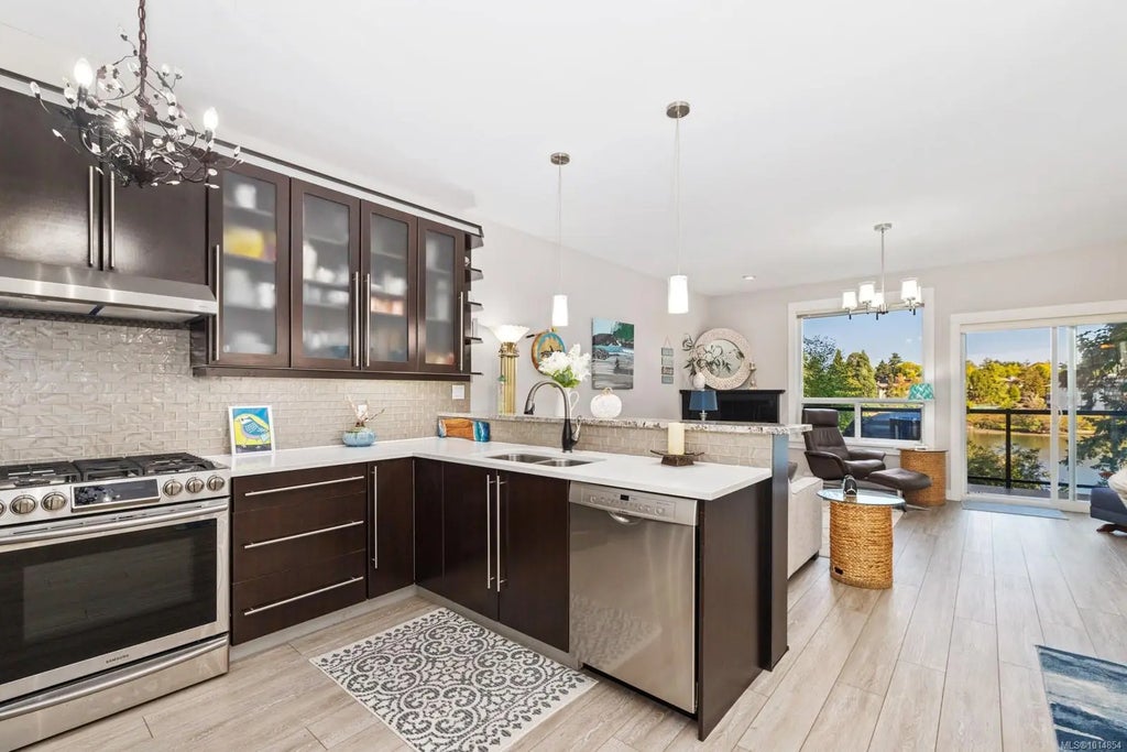 1004 Decosta Pl 3, Esquimalt