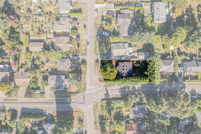 1 of 37 - 2913 Austin Ave, Saanich, BC