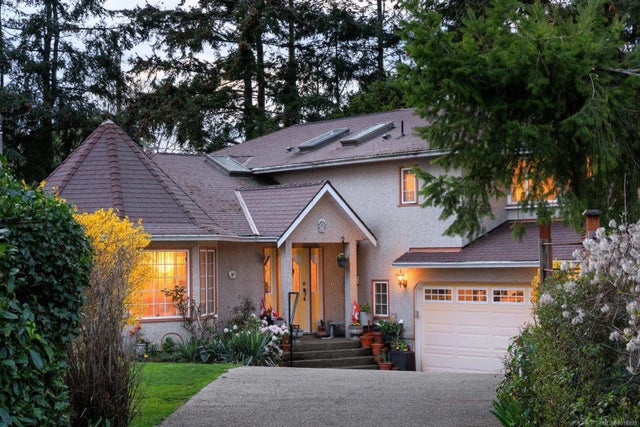 2 of 40 - 2832 Cadboro Bay Rd, Oak Bay, BC