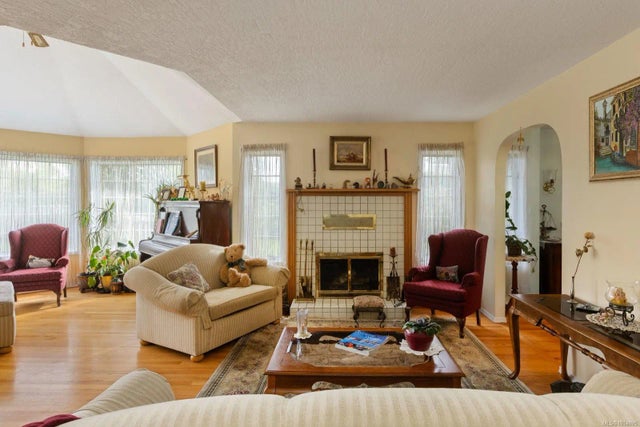 4 of 40 - 2832 Cadboro Bay Rd, Oak Bay, BC