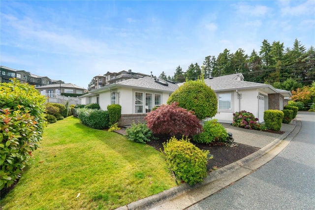 1 of 33 - 6595 Groveland Dr 17, Nanaimo, BC