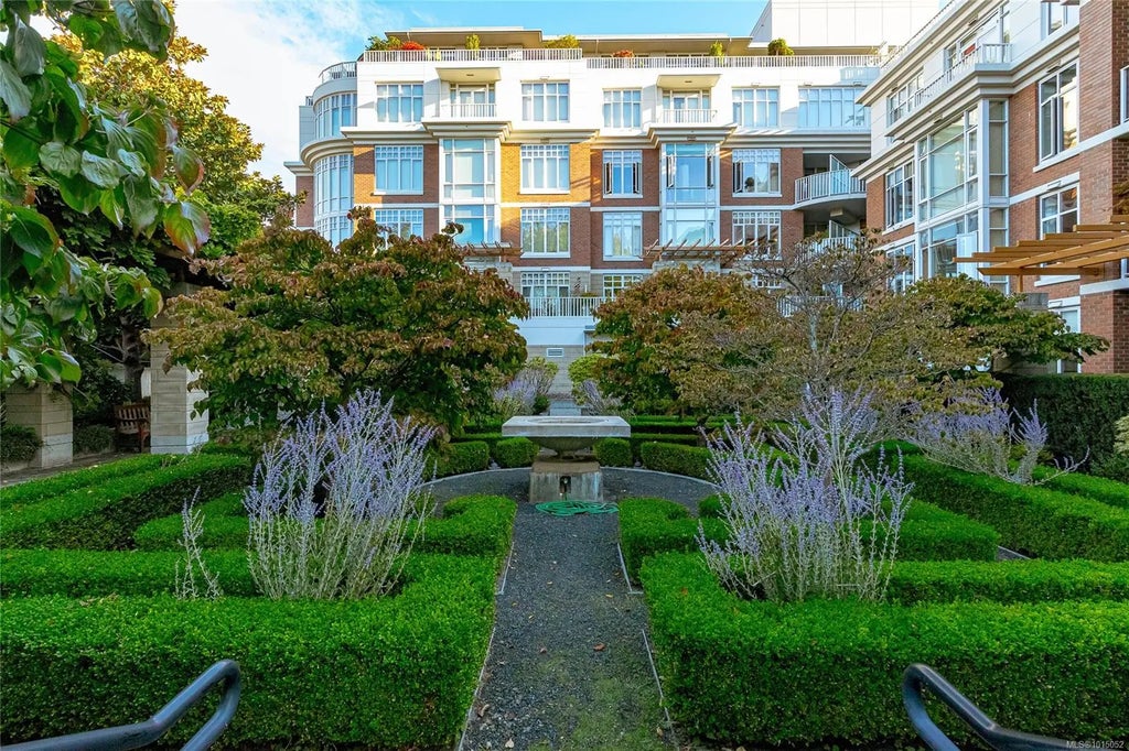 999 Burdett Ave 214, Victoria