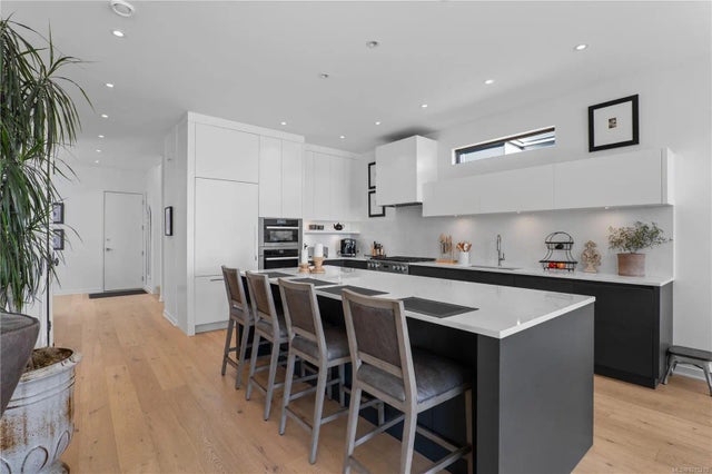 4 of 33 - 10383 Allbay Rd, Sidney, BC