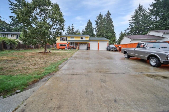 1 of 23 - 5886 Broadway Rd, Nanaimo, BC