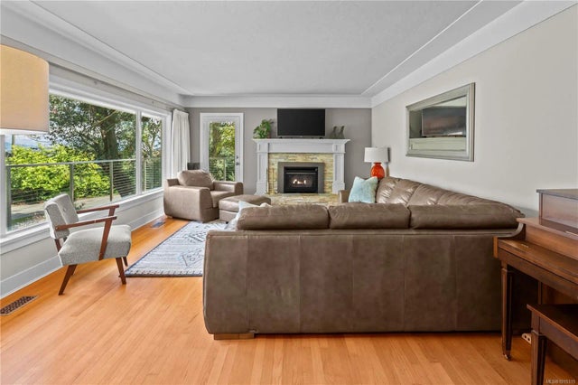 3 of 58 - 2879 Phyllis St, Saanich, BC