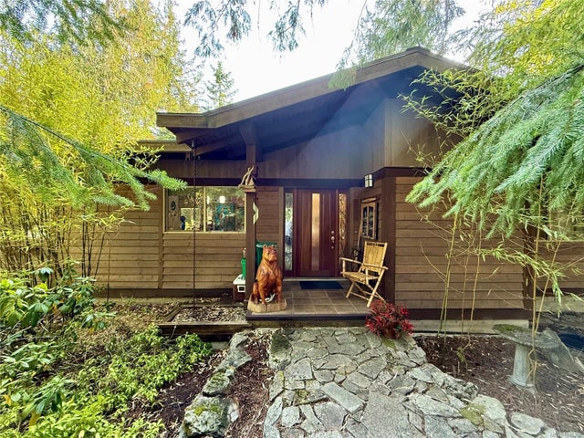 1 of 46 - 2623 Yardarm Rd, Pender Island, BC