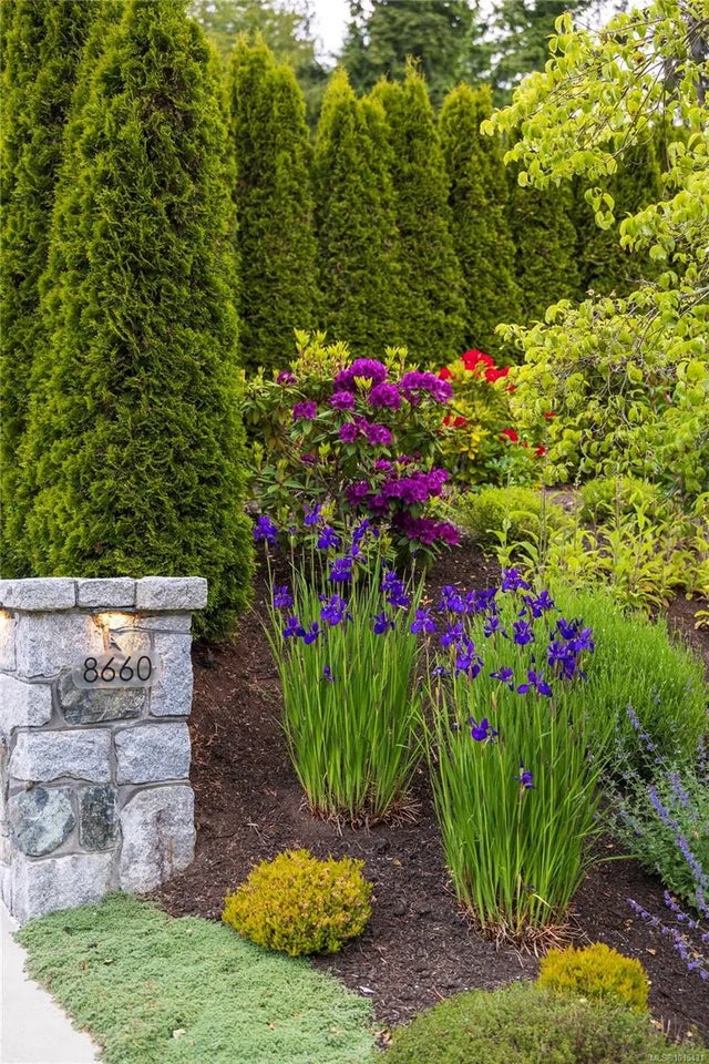 2 of 92 - 8660 Richland Pl, North Saanich, BC