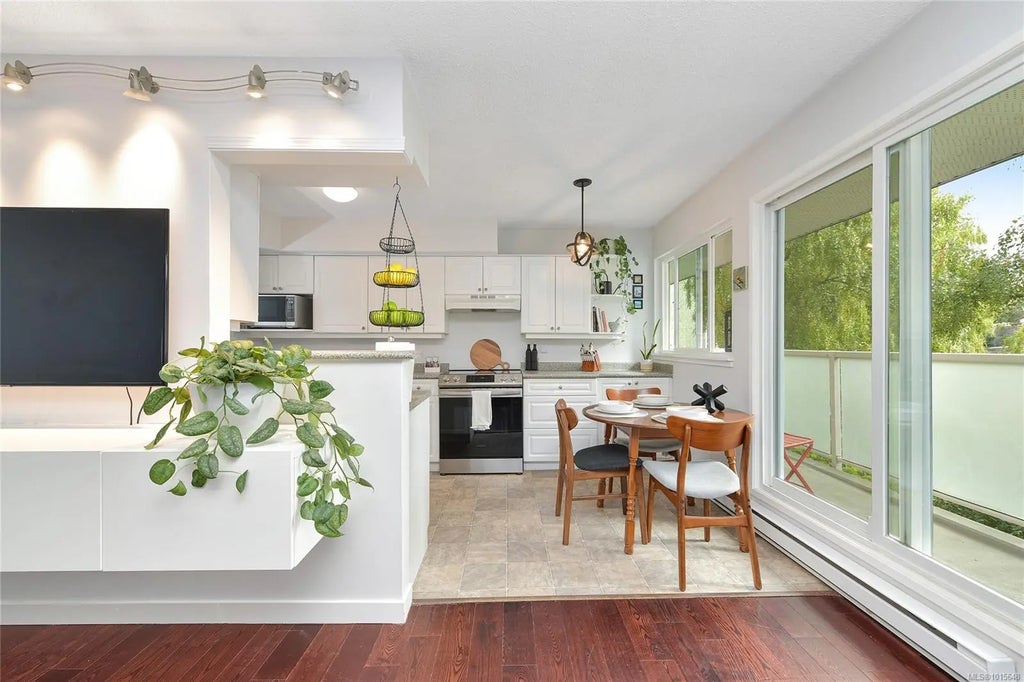 1366 Hillside Ave 301, Victoria