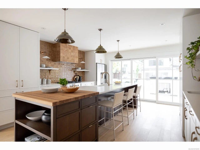 2 of 31 - 635 Cedar St, Qualicum Beach, BC