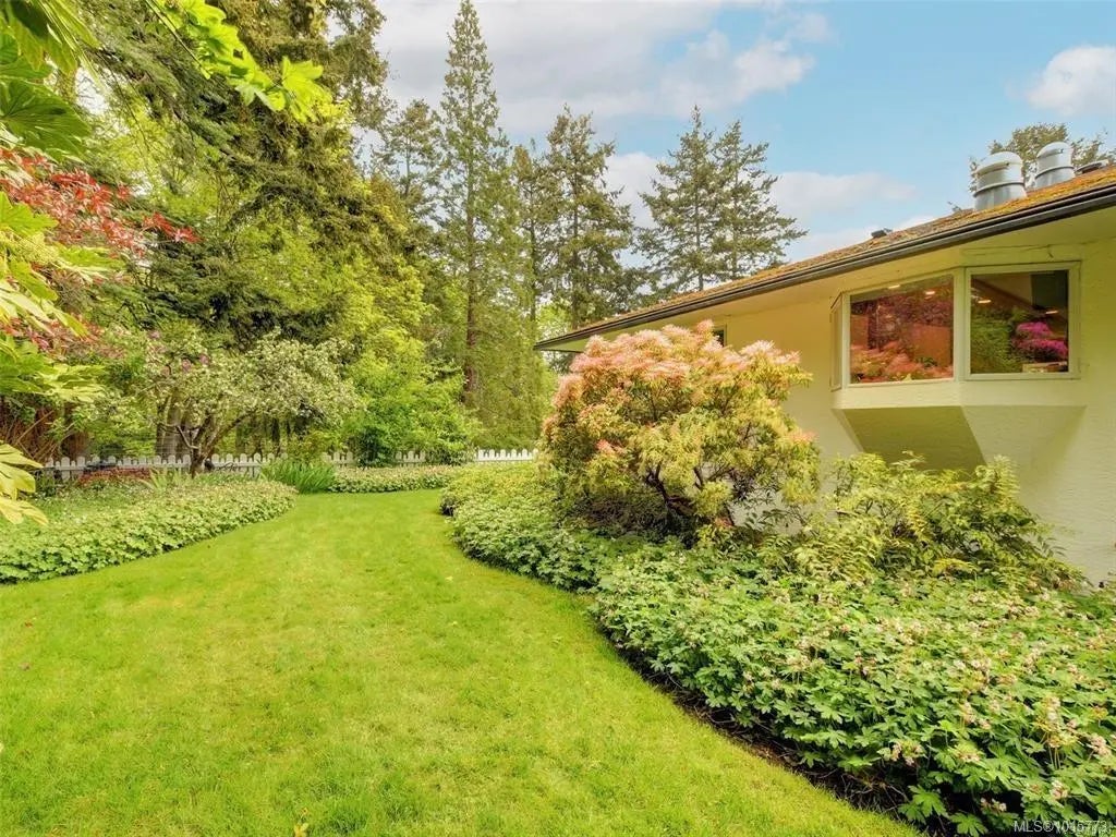 2559 Bermuda Pl, Saanich