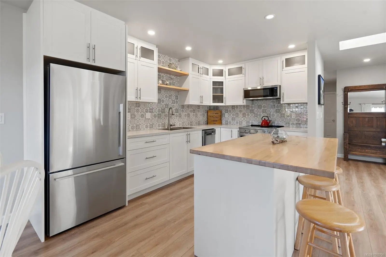 Sidney Homes for Sale in the neighborhood of Wildwood Close in the Zipcode of V8L 3B3