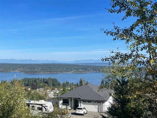 1 of 8 - 438 Thetis Dr, Ladysmith, BC