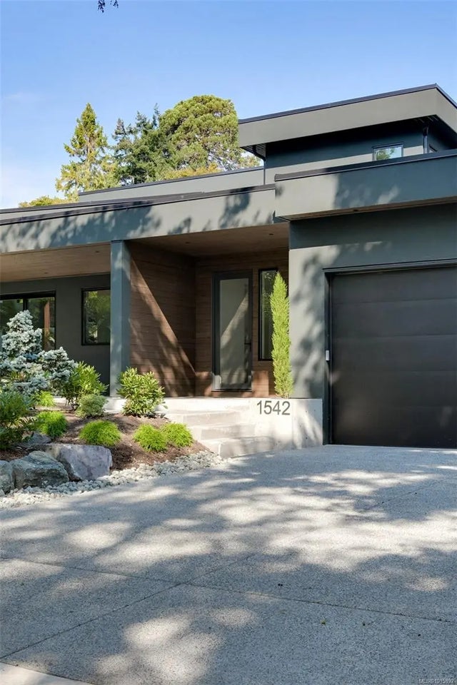 1 of 72 - 1542 Despard Ave, Victoria, BC