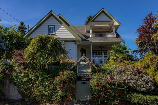 1 of 34 - 9932 Willow St, Chemainus, BC