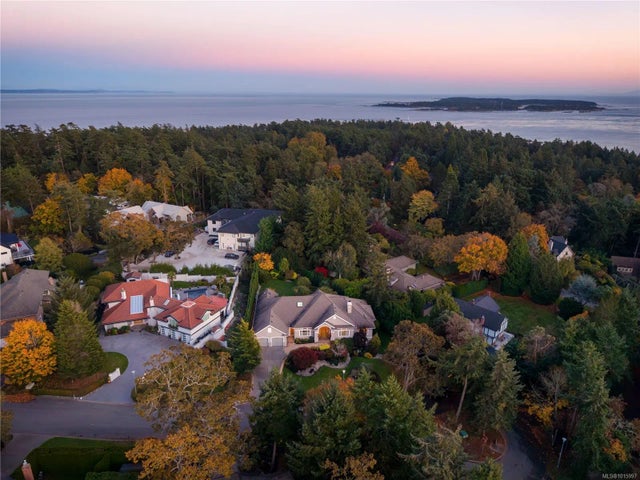 2 of 50 - 3721 Arbutus Ridge, Saanich, BC