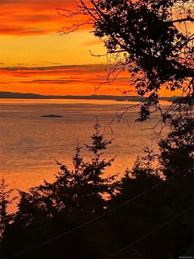 1 of 51 - 347 Collins Rd, Salt Spring, BC