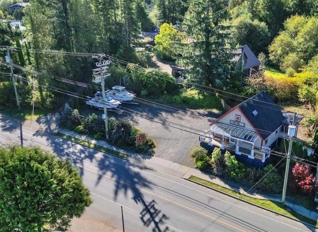 1 of 19 - 561 Campbell St, Tofino, BC