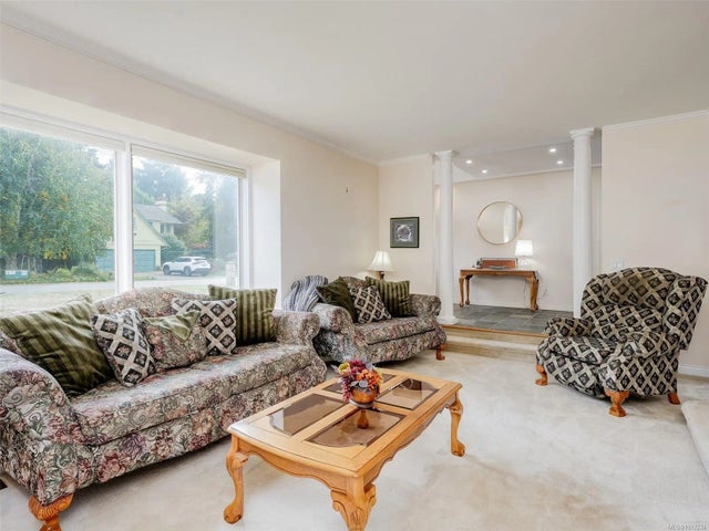 4 of 44 - 3914 Gibson Crt, Saanich, BC