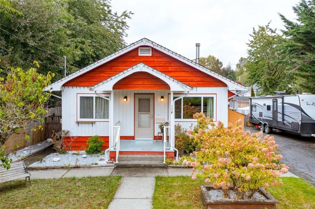 1 of 52 - 15 King George St N, Lake Cowichan, BC