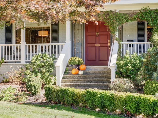 2 of 46 - 3381 Woodburn Ave, Oak Bay, BC