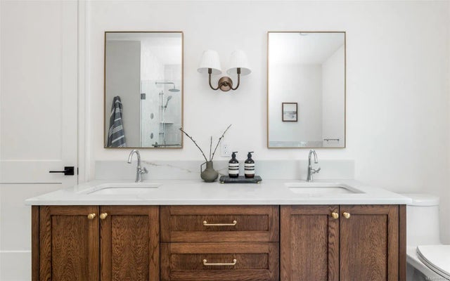 5 of 49 - 2189 Beaverbrooke St, Oak Bay, BC