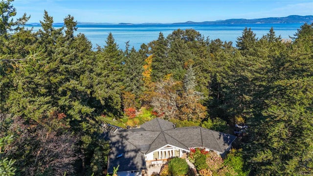 2 of 50 - 2623 Queenswood Dr, Saanich, BC