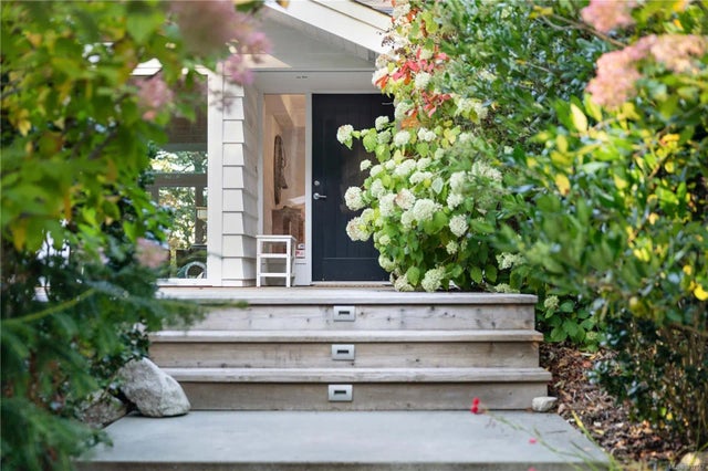 4 of 50 - 2623 Queenswood Dr, Saanich, BC