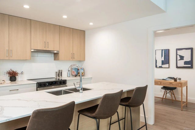 2 of 27 - 258 Helmcken Rd 304, View Royal, BC