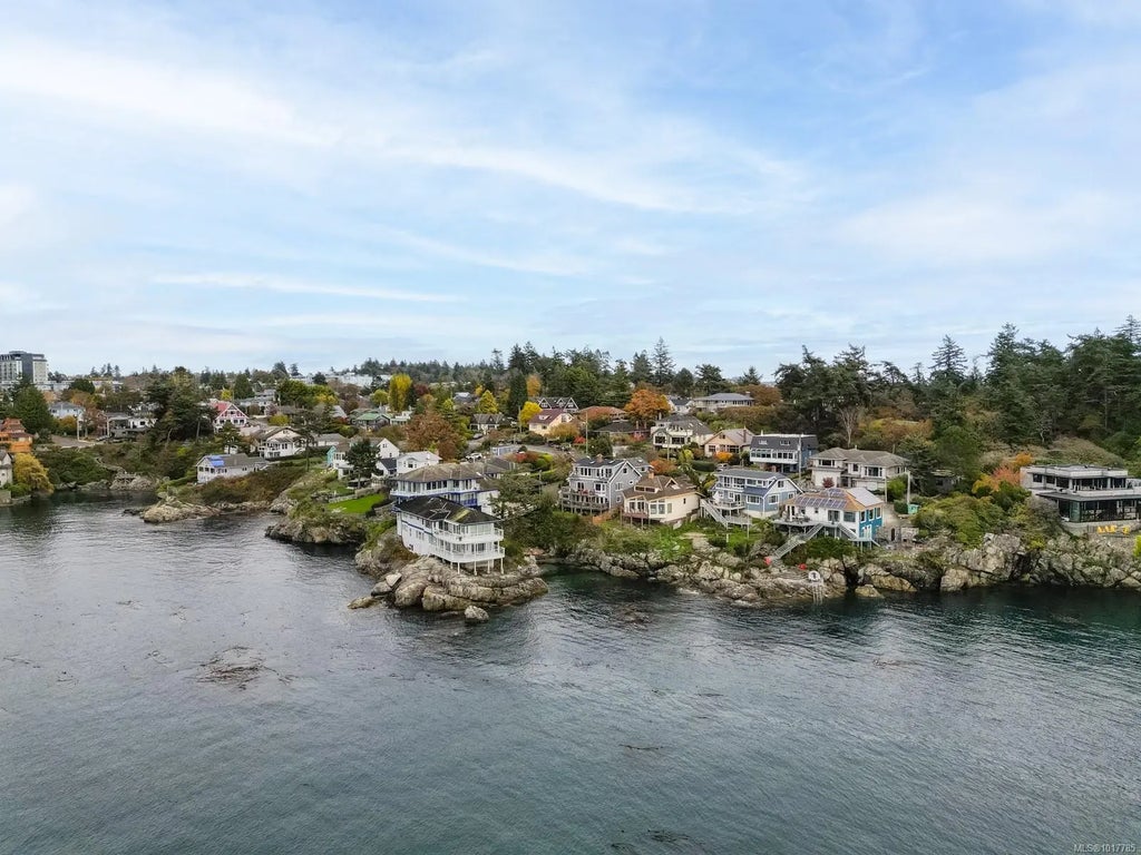 404 Constance Ave, Esquimalt