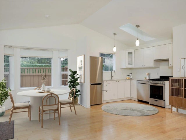 3 of 30 - 2070 Amelia Ave 8, Sidney, BC