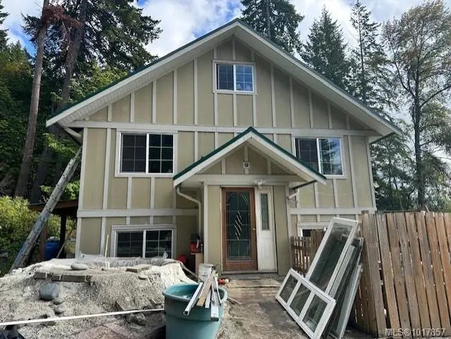 1 of 8 - 9725 Youbou Rd, Youbou, BC