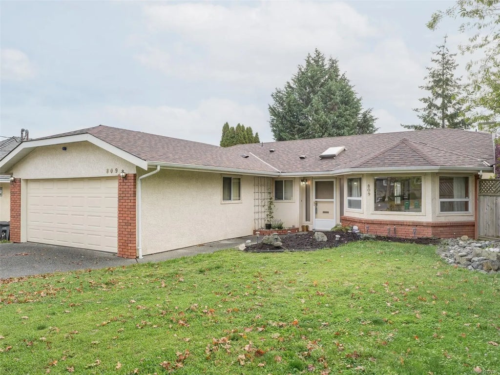 809 Beckwith Ave, Saanich