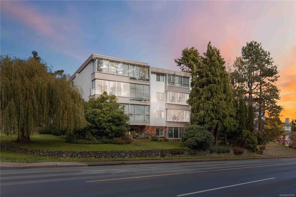 190 Gorge Rd W 401, Saanich