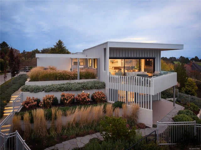 1 of 66 - 642 Beach Dr, Oak Bay, BC