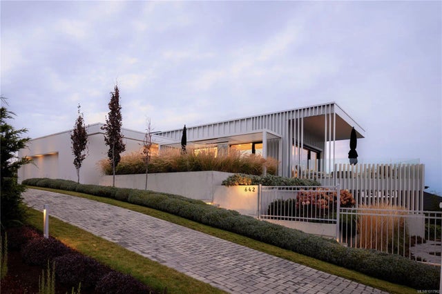 3 of 66 - 642 Beach Dr, Oak Bay, BC