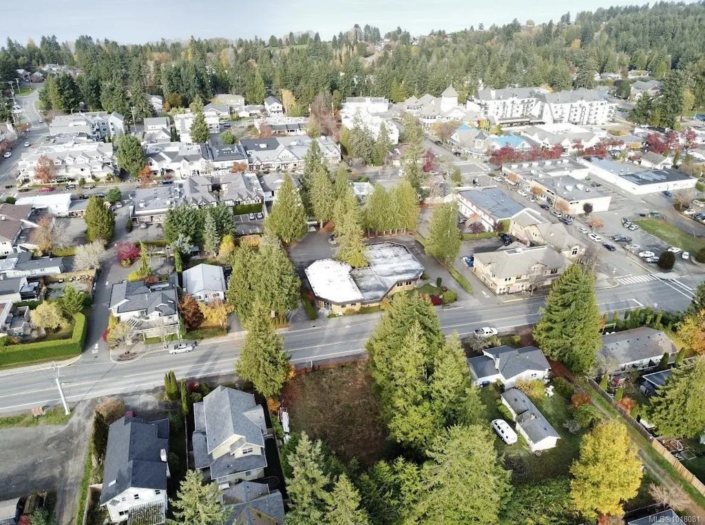 172 Fern Rd W, Qualicum Beach