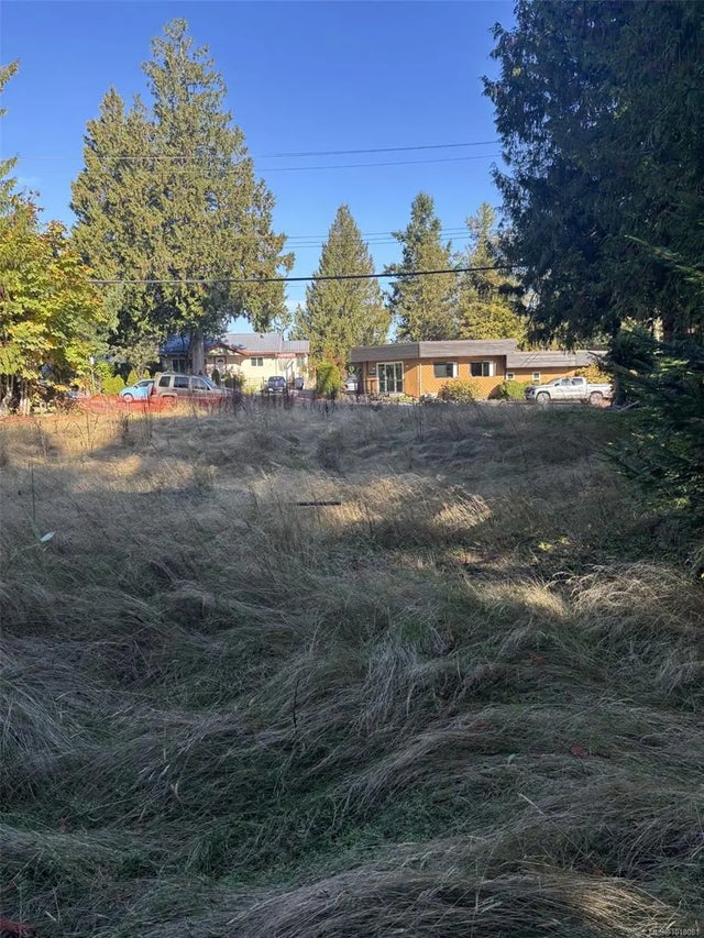 4 of 10 - 172 Fern Rd W, Qualicum Beach, BC