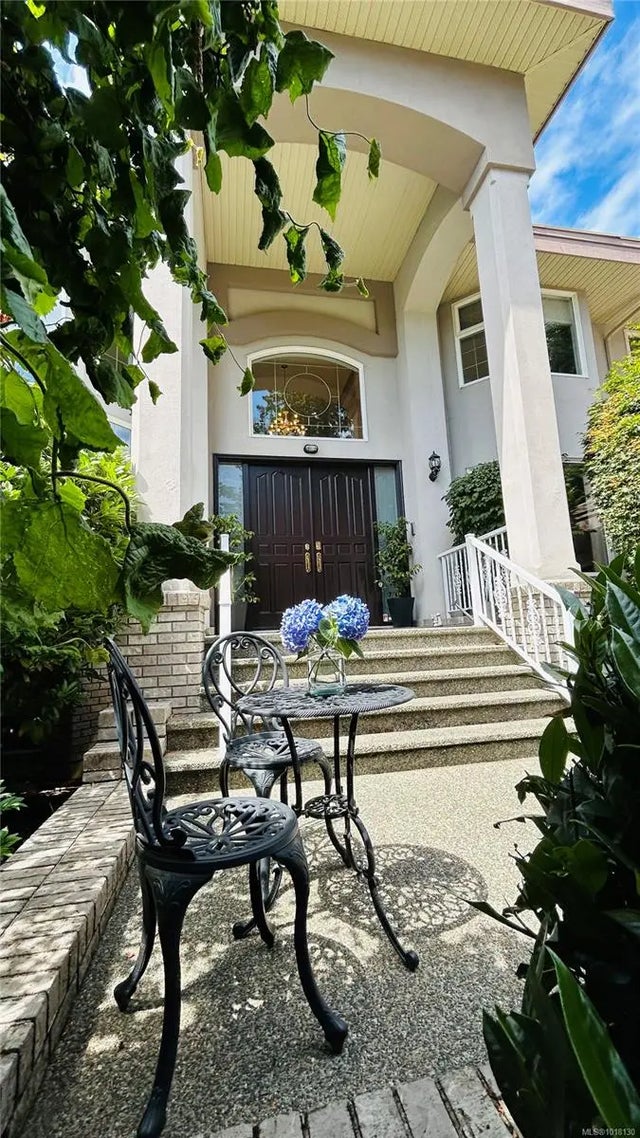 4 of 55 - 4638 Boulderwood Dr, Saanich, BC