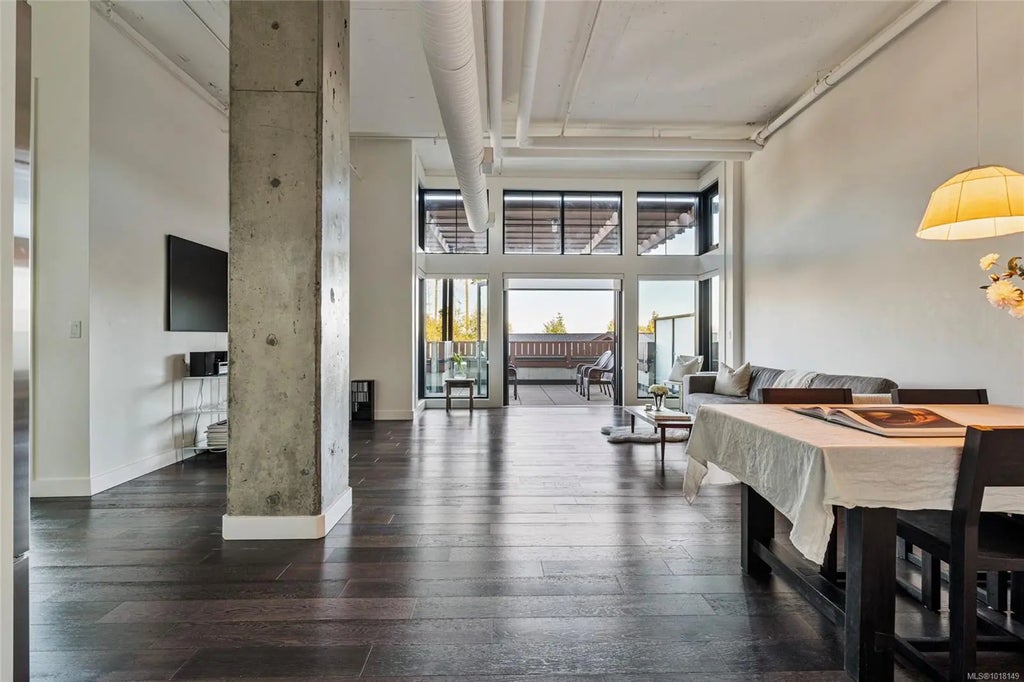 2049 Country Club Way 205, Langford