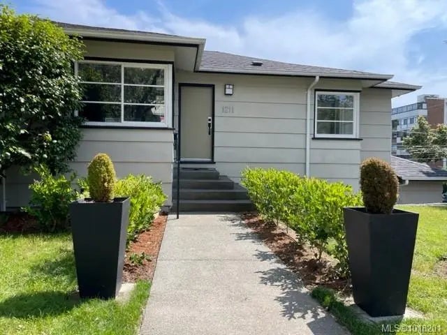 1211 Fairfield Rd, Victoria