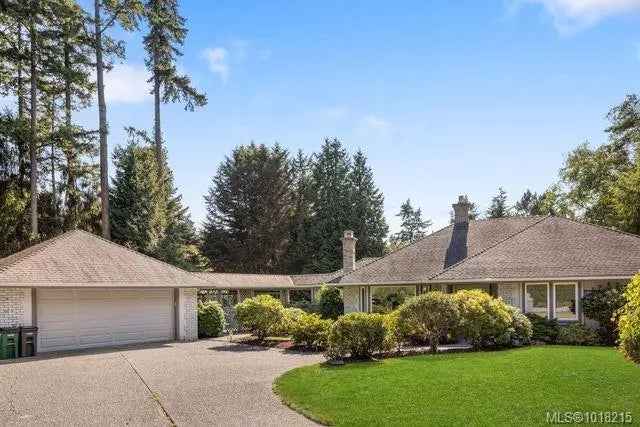 2693 Macdonald Dr E, Saanich